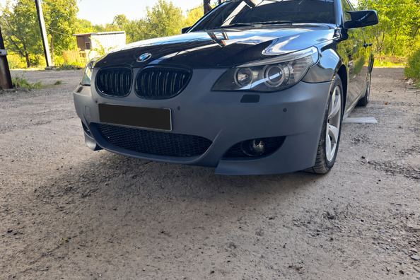 BMW E60/E61 tuning: montage van de M5-voorbumper Foto 1