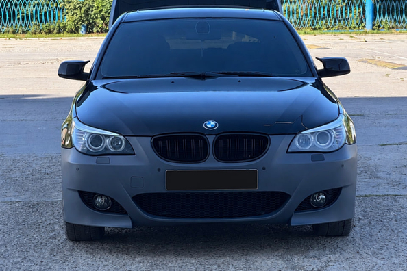 BMW E60/E61 tuning: montage van de M5-voorbumper Foto 5