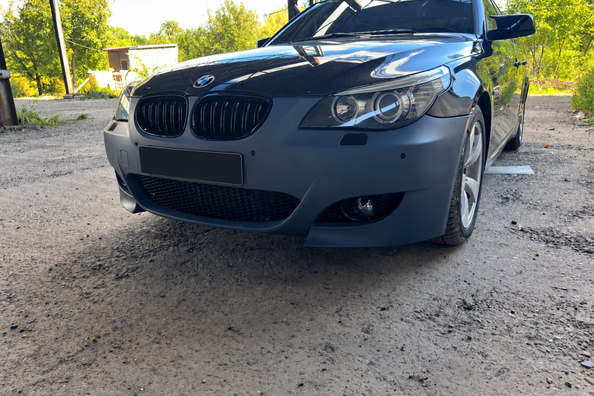 BMW E60/E61 tuning: montage van de M5-voorbumper Foto 6