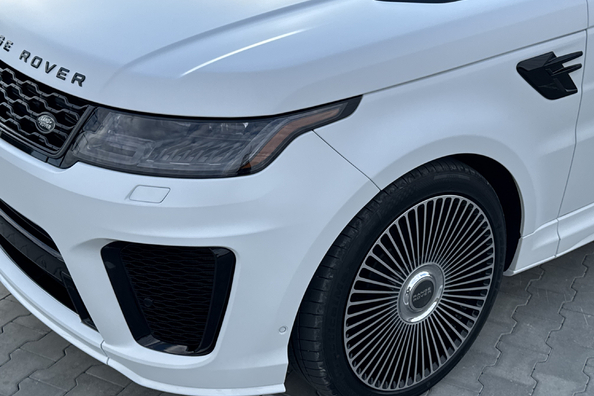 Range Rover Sport L494 2018–2022: montage van SVR-bodykit – ons werk Foto 2