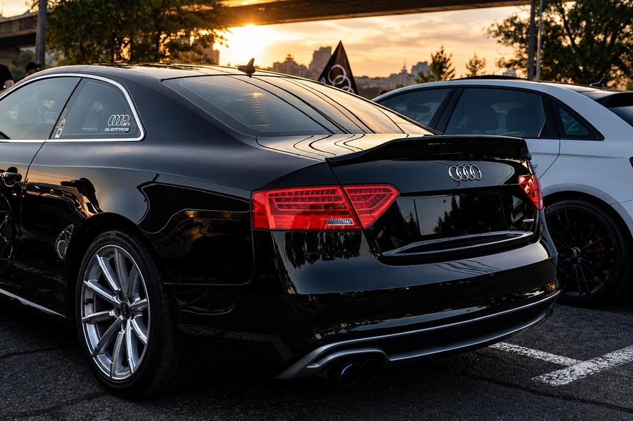 Audi A5 2007–2015 Caratere Style spoiler (voor Coupe, hoogglans zwart) Foto 1