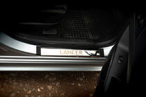 Mitsubishi Lancer X 2008– Instaplijsten (Carmos, 4 stuks, RVS) foto 1