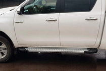 Toyota Hilux 2015– Side steps Allmond Grey (2 stuks, aluminium) foto 4