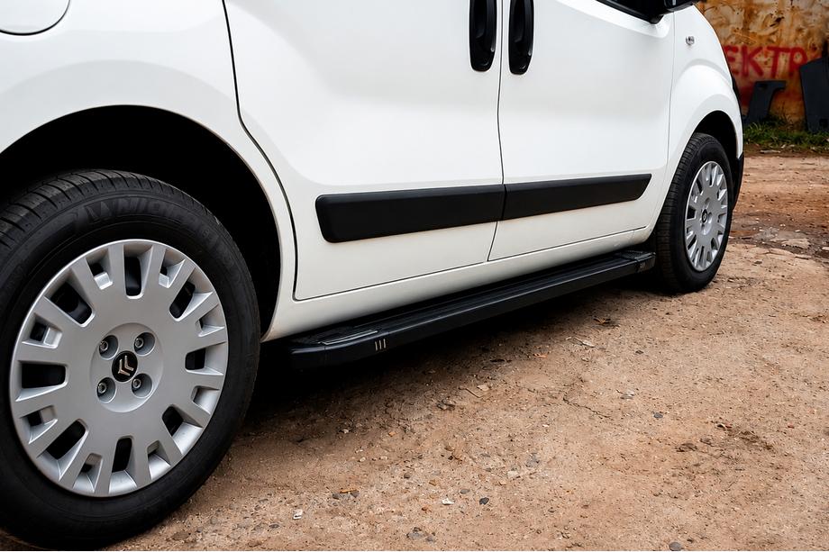 Peugeot Bipper 2008–2017 Mostu Black side steps (2 st., aluminium profiel) Image