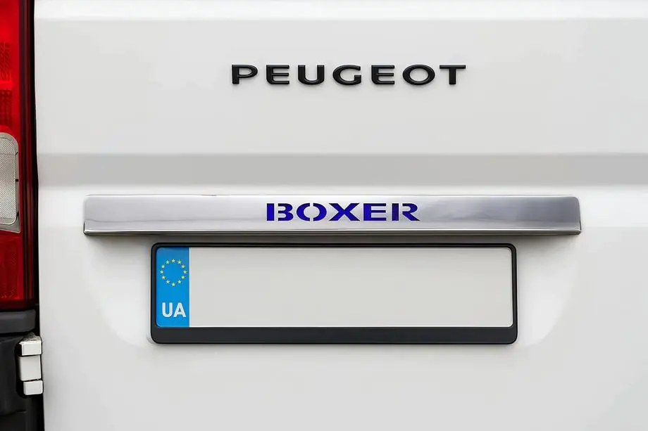 Peugeot Boxer 2006–2025 Chroom sierstrip boven kenteken met blauwe LED (RVS) Foto 1