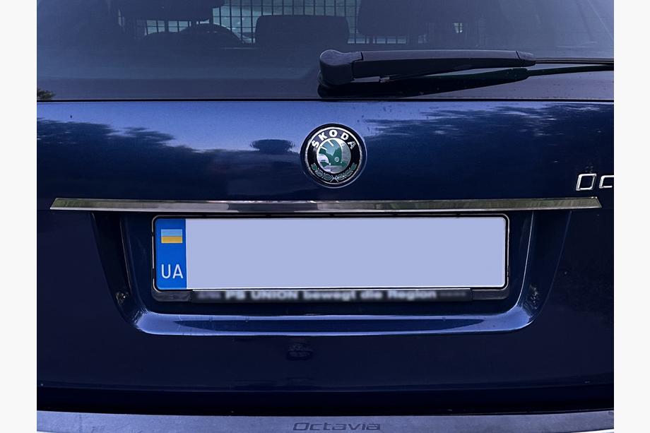 Skoda Octavia II A5 2010–2013 Chromen sierlijst boven kenteken Carmos (RVS) Image