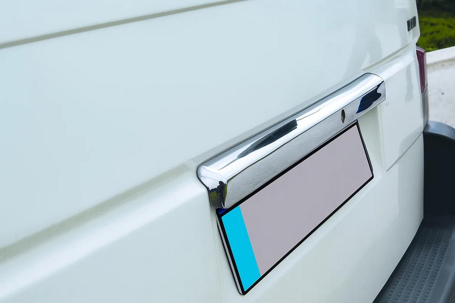 Volkswagen T4 Caravelle/Multivan 1990–2003 RVS sierstrip boven kentekenplaat Image