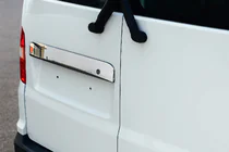 Volkswagen T5 Caravelle 2004–2010 RVS sierlijst boven kenteken voor openslaande achterdeuren foto 1