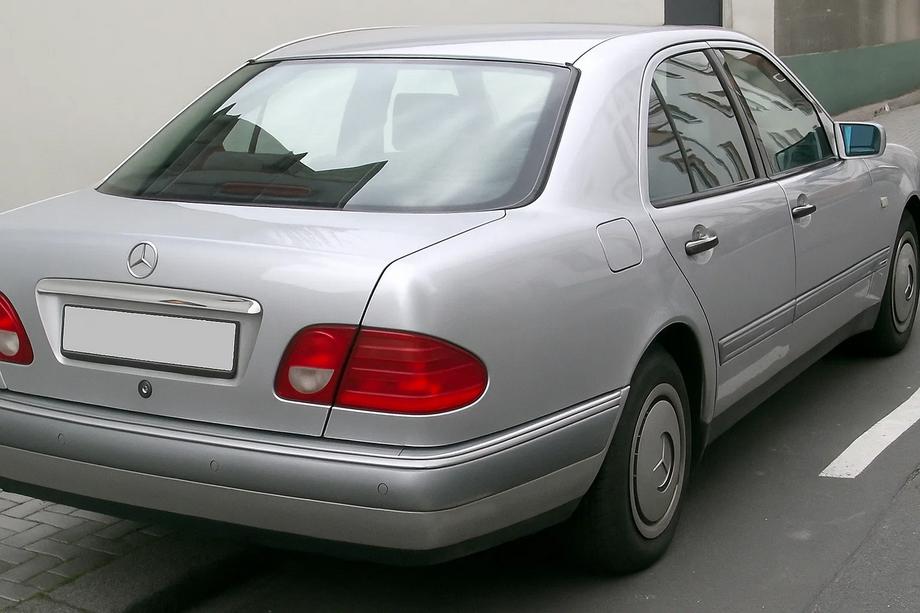 Mercedes E-class W210 1995–2002 Chromen sierstrip boven kenteken (Sedan) Image