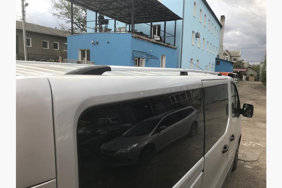 Opel Vivaro 2015–2019 Chromen dakrails Lang, gietijzeren voeten Foto 6