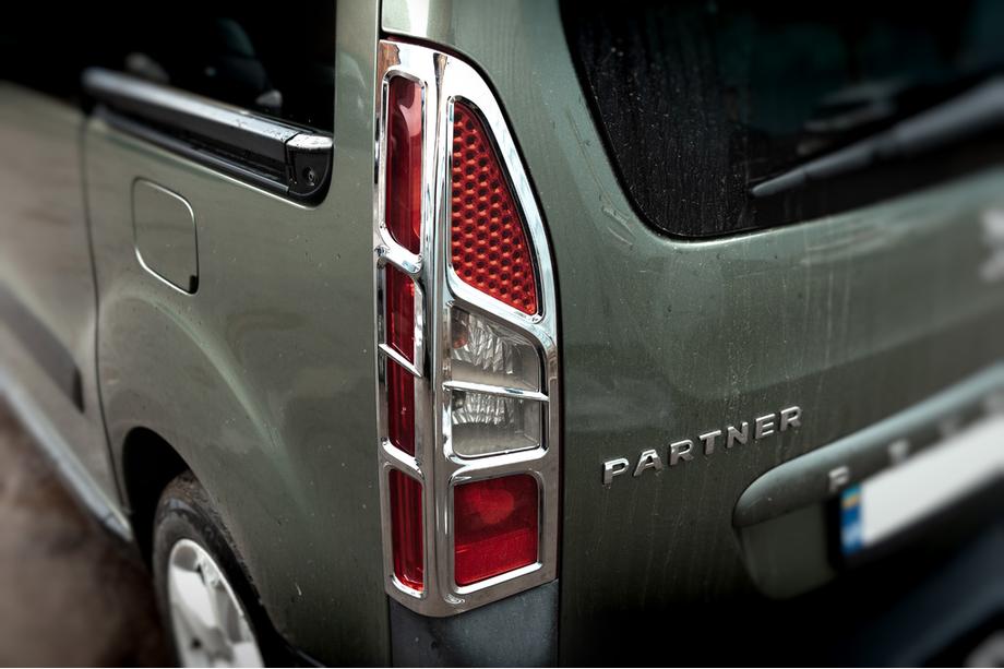 Peugeot Partner Tepee 2008–2018 Hoek-achterlichtcovers (set 2 stuks, kunststof) Image