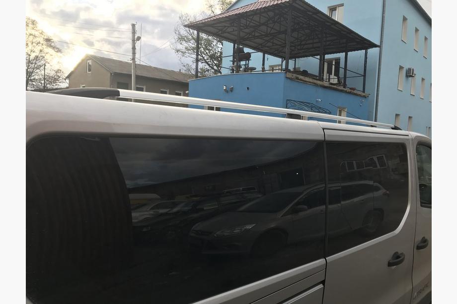 Renault Trafic 2015– Chromen dakrails Lang, gietijzeren voeten Foto 5