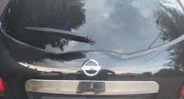 Nissan Qashqai 2010–2014 Sierlijst boven kentekenplaat (RVS) Zonder knop, OmsaLine - Italiaans roestvrij staal foto 2