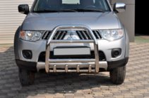Mitsubishi Pajero Sport 2008–2015 RVS bullbar voorzijde QT007 foto 1