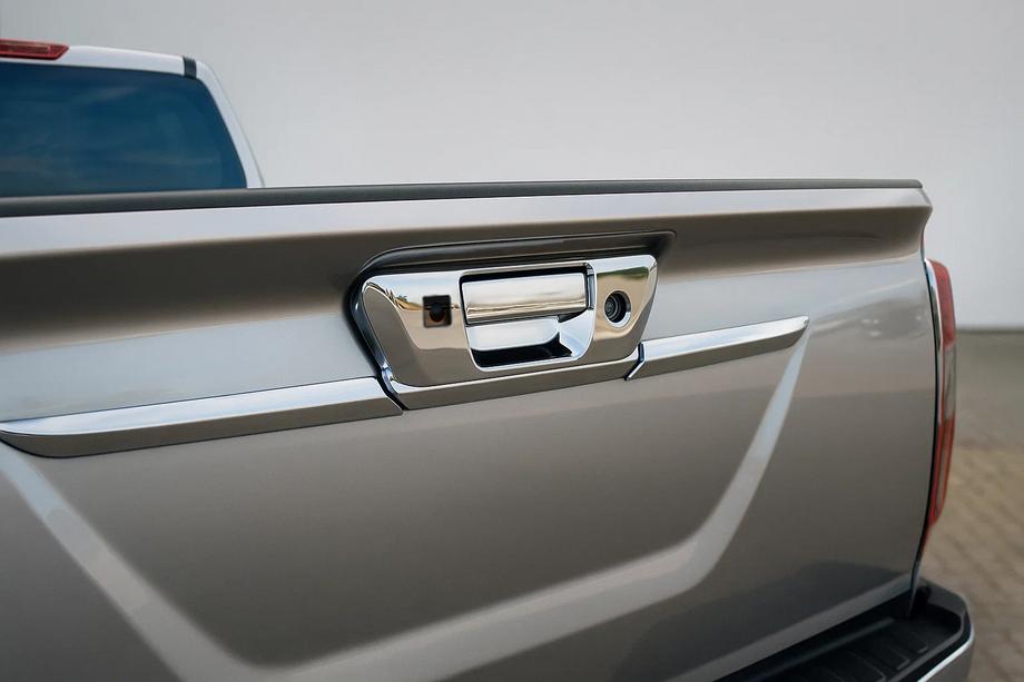 Nissan Navara/NP300 2016– Afdekking achterklephandgreep (voor camera, RVS) Image
