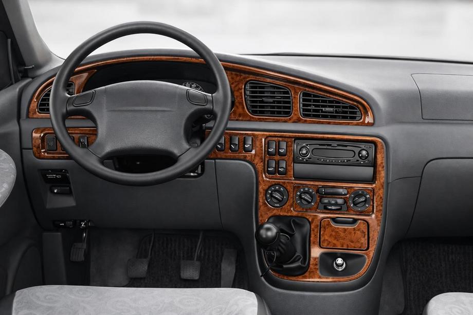 Kia Carnival 2002–2013 Dashboard sierlijsten Foto 1