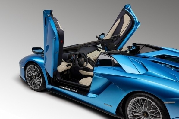 In Frankfurt wordt de vernieuwde Lamborghini Aventador S Roadster voorgesteld