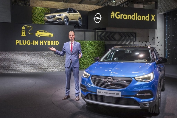 Opel presenteerde zijn eerste hybride auto