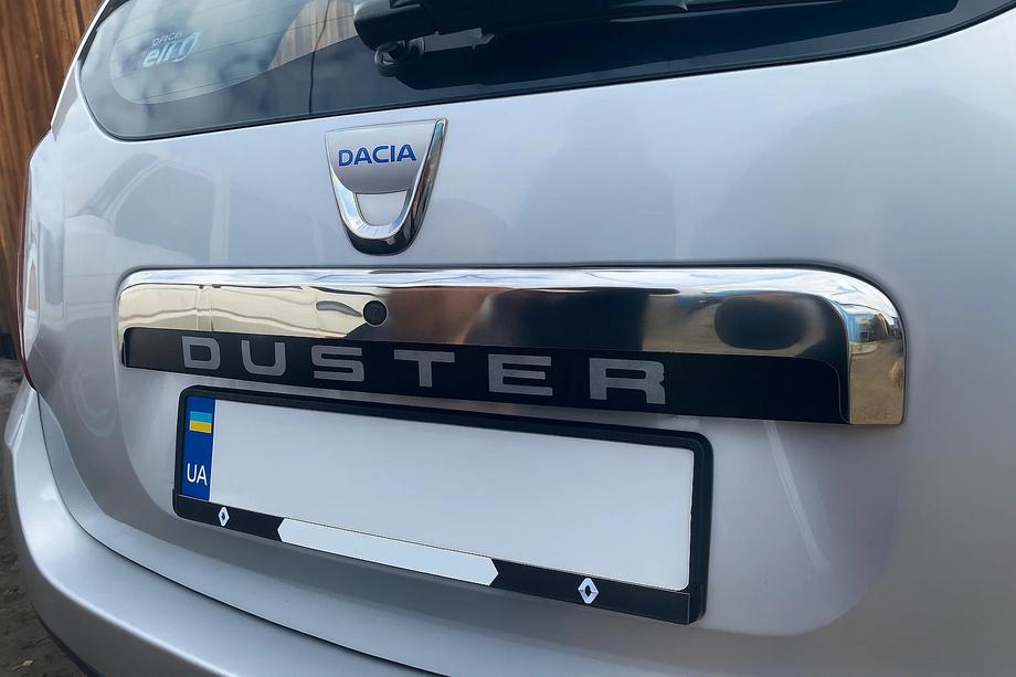 Dacia Duster 2008–2018 Bovenste sierlijst boven kentekenplaat (RVS) Image