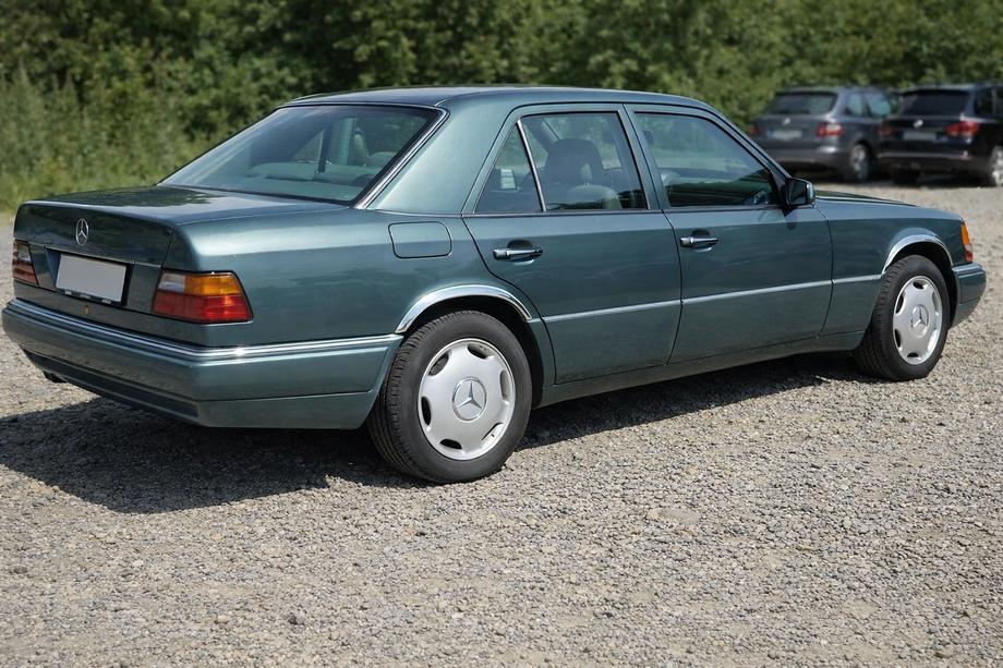 Mercedes E-class W124 1984–1997 Wielkastlijsten 1989-1995 (set van 4, RVS) Image