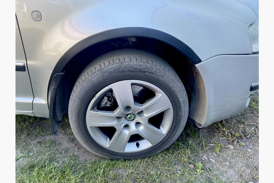 Skoda Superb 2001–2009 Wielkastverbreders (set van 4, zwart) Metaal Foto 2