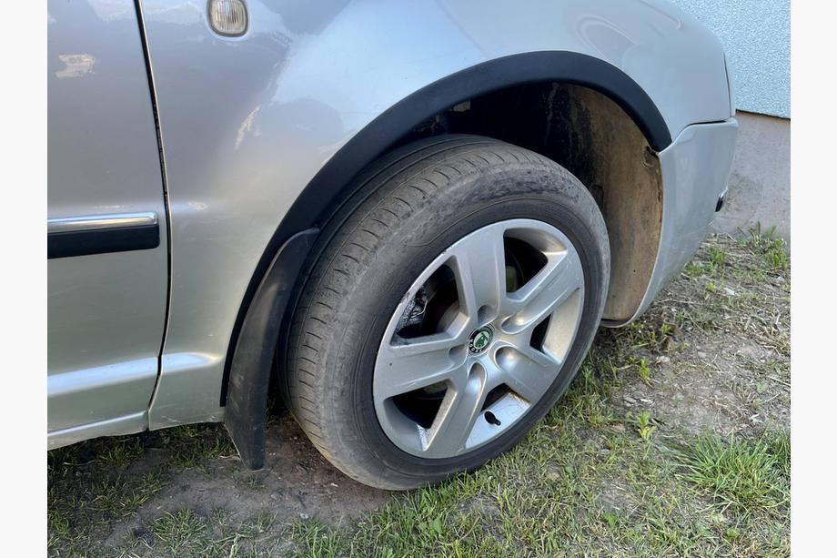 Skoda Superb 2001–2009 Wielkastverbreders (set van 4, zwart) Metaal Foto 4