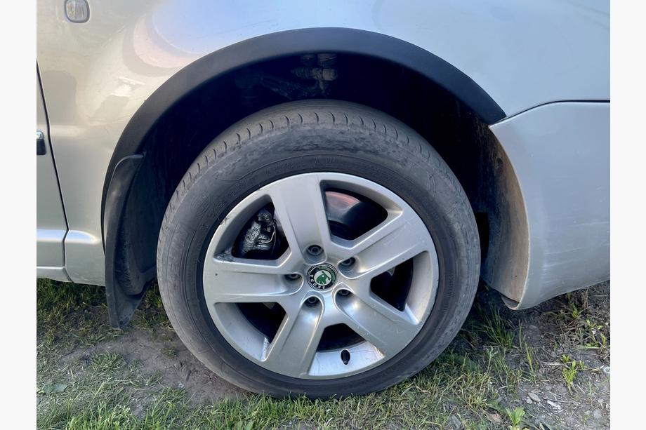 Skoda Superb 2001–2009 Wielkastverbreders (set van 4, zwart) Metaal Foto 5