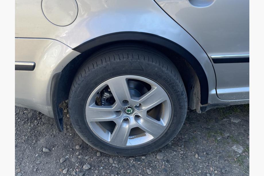 Skoda Superb 2001–2009 Wielkastverbreders (set van 4, zwart) Metaal Foto 6
