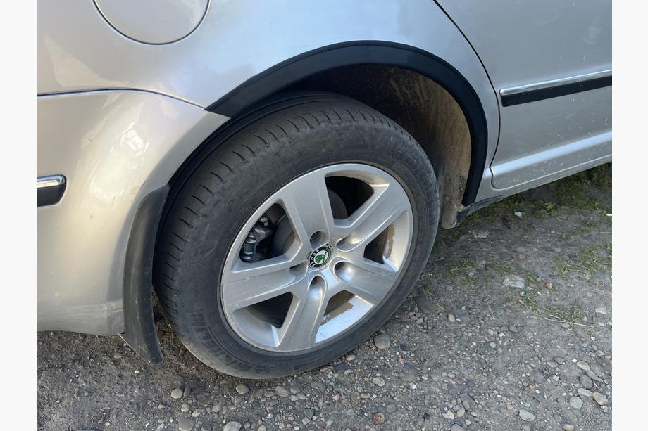 Skoda Superb 2001–2009 Wielkastverbreders (set van 4, zwart) Metaal Foto 7