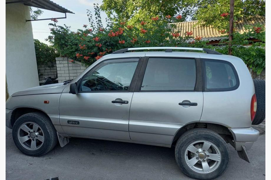 Chevrolet Niva 1998–2020 Chroom dakrails Kunststof voetjes Foto 2