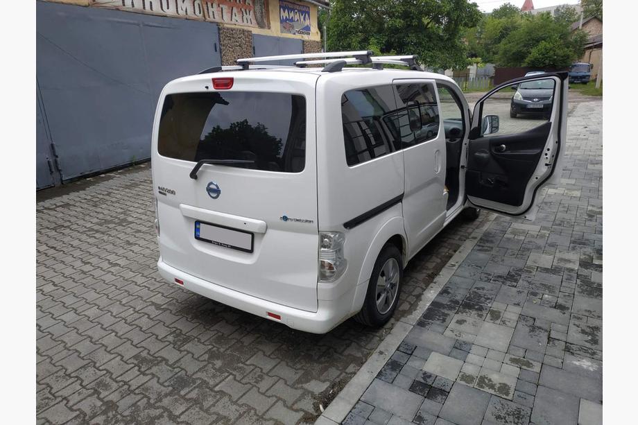 Nissan NV200 2009– Chroom dakrails 164 cm, gietijzeren voeten Foto 2