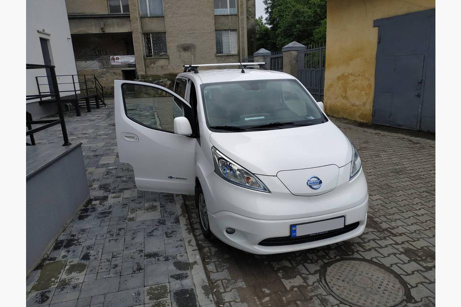 Nissan NV200 2009– Chroom dakrails 164 cm, gietijzeren voeten Foto 3