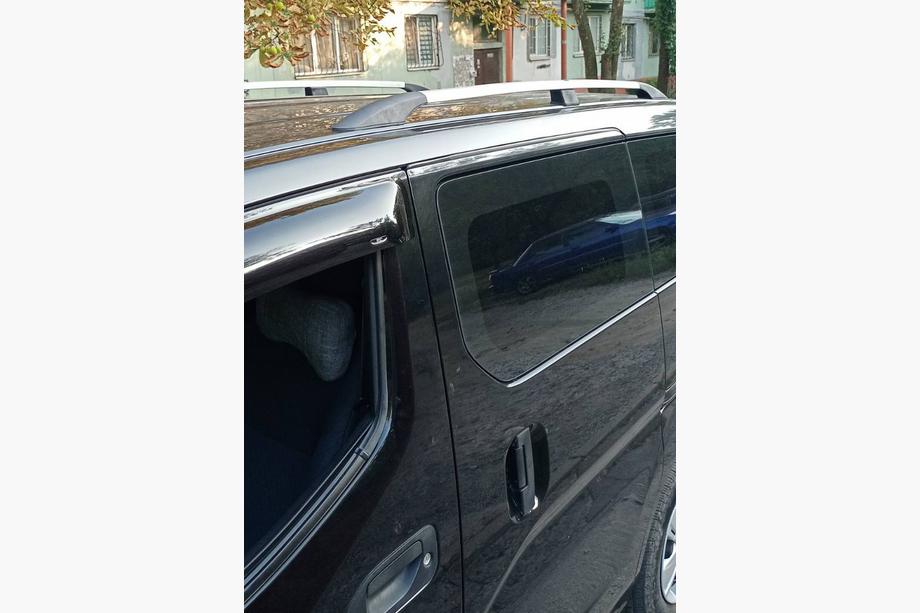 Nissan NV200 2009– Chroom dakrails 143 cm, gietijzeren voeten Image
