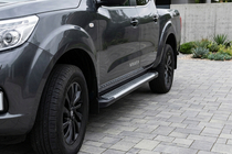 Nissan Navara/NP300 2016– Zijsteps Line (2 stuks, aluminium) foto 1