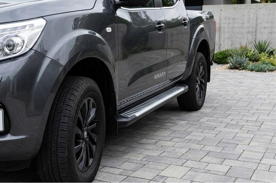 Nissan Navara/NP300 2016– Zijsteps Line (2 stuks, aluminium) Image