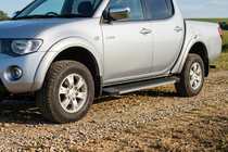 Mitsubishi L200 2006–2015 Side steps Maya V1 (2 stuks, aluminium) foto 1