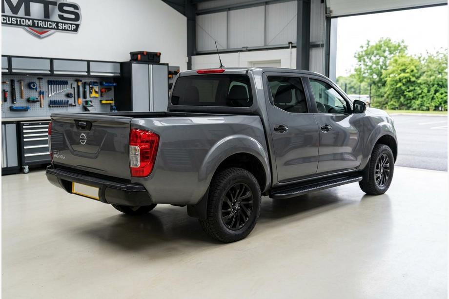 Nissan Navara/NP300 2016– Side steps Bosphore Black (set van 2, aluminium) Image