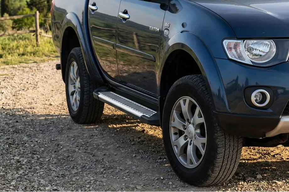 Mitsubishi L200 2015–2024 Line side steps (set van 2, aluminium) Image