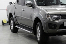 Mitsubishi L200 2015–2024 Maydos V1 side steps (set van 2, aluminium/RVS) foto 1