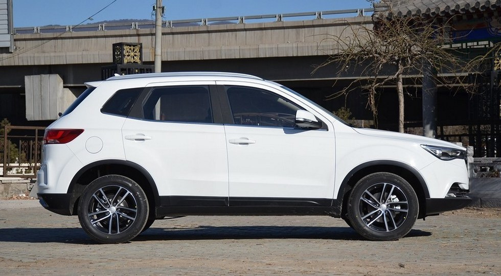 Review van de FAW Besturn X40-crossover