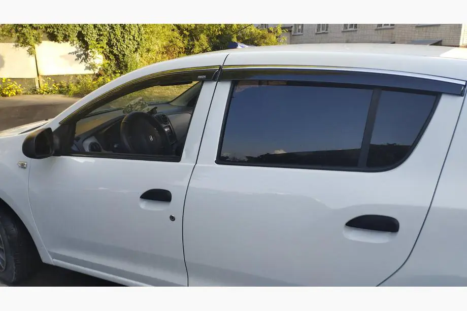 Renault Sandero 2013–2022 Raamwindschermen met chroomlijst HB (4 stuks, Niken) Image