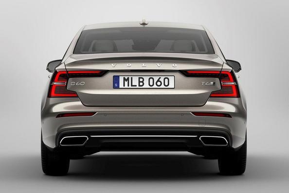 Review van de sedan Volvo S60 van de nieuwe generatie Foto 8