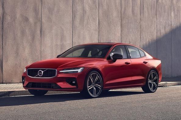 Review van de sedan Volvo S60 van de nieuwe generatie Foto 7