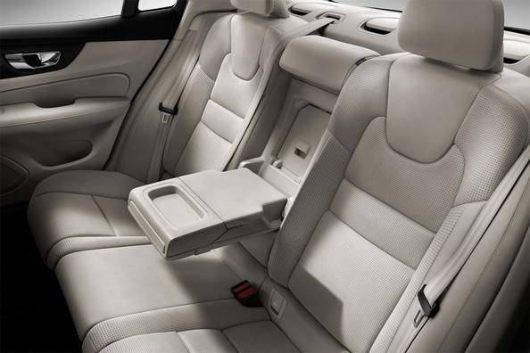 Review van de sedan Volvo S60 van de nieuwe generatie Foto 4