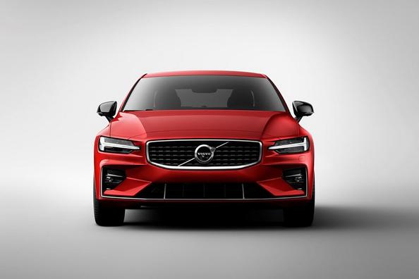 Review van de sedan Volvo S60 van de nieuwe generatie Foto 6