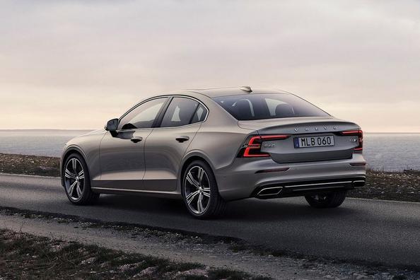 Review van de sedan Volvo S60 van de nieuwe generatie Foto 5