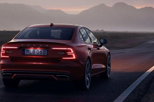 Review van de sedan Volvo S60 van de nieuwe generatie Foto 2