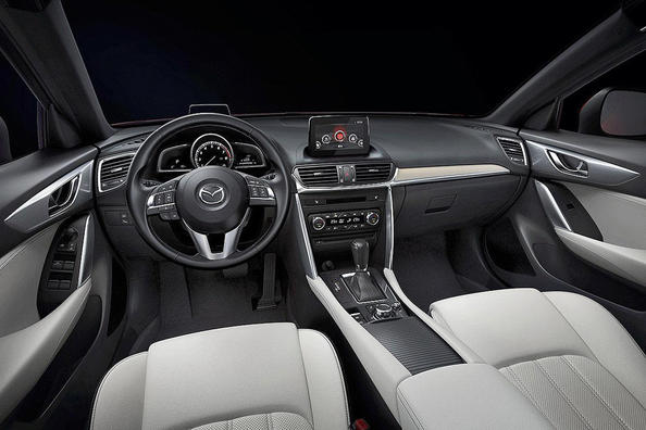 Compacte Mazda CX-4-crossover Foto 4
