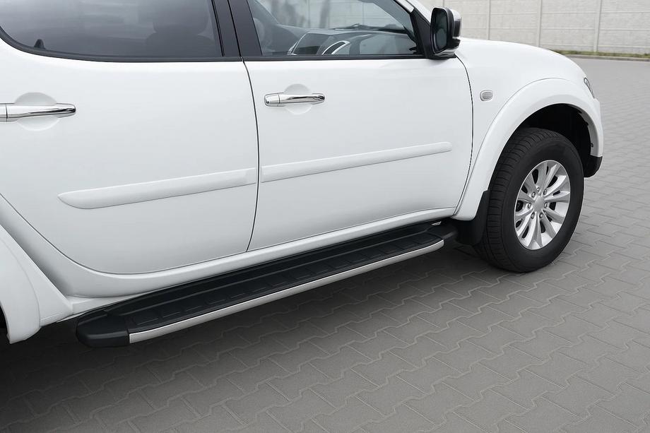Mitsubishi Pajero Sport 2008–2015 Fullmond side steps (2 stuks, aluminium) Image