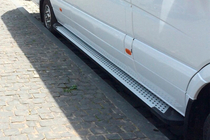 Mercedes Sprinter W907/W910 2018– Zijsteps Allmond Grey (2 stuks, aluminium) foto 1